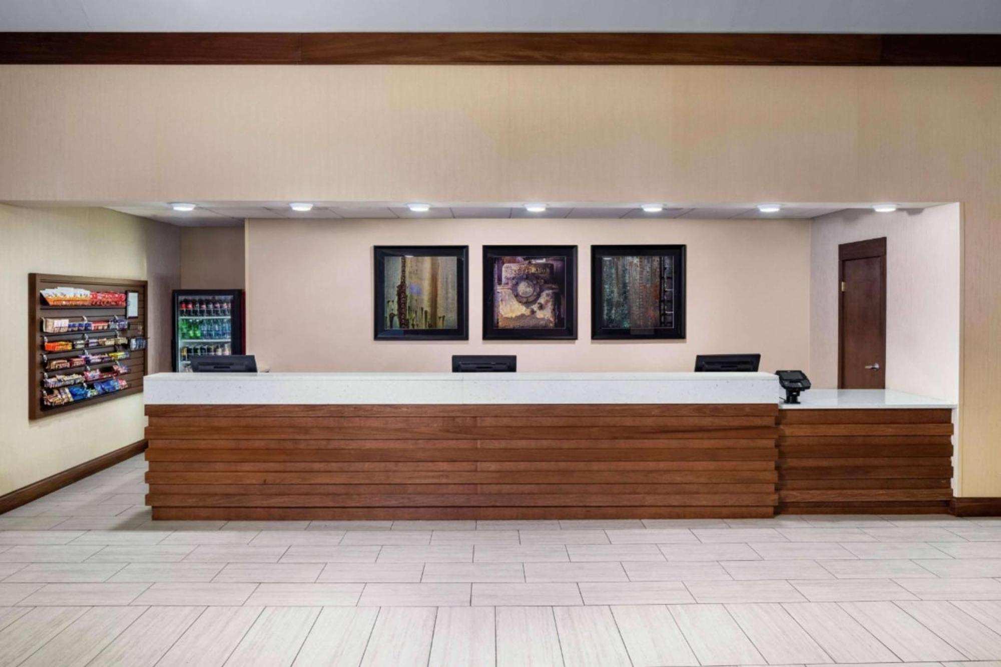 Wyndham Garden Уэстлейк Экстерьер фото