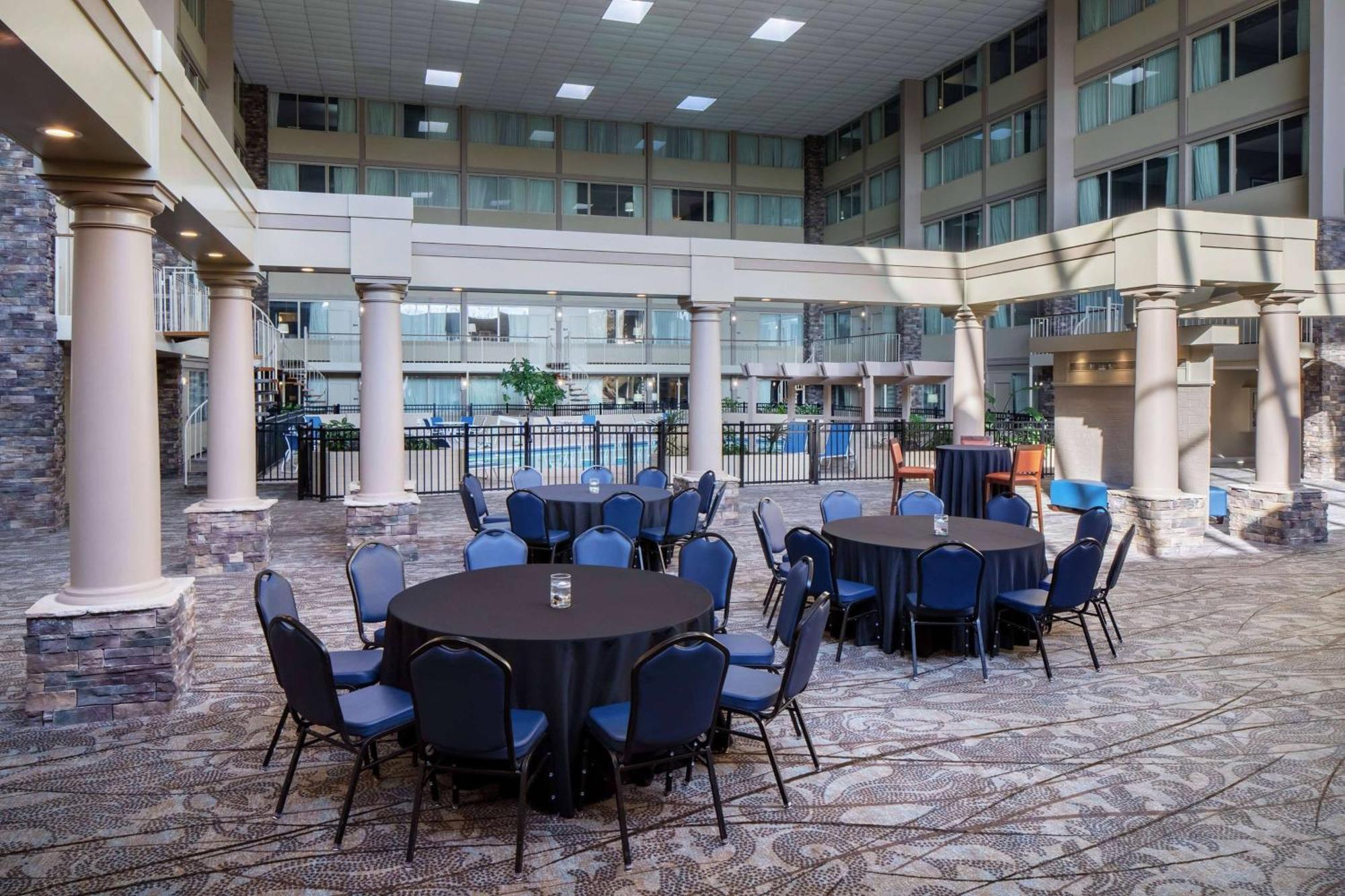 Wyndham Garden Уэстлейк Экстерьер фото